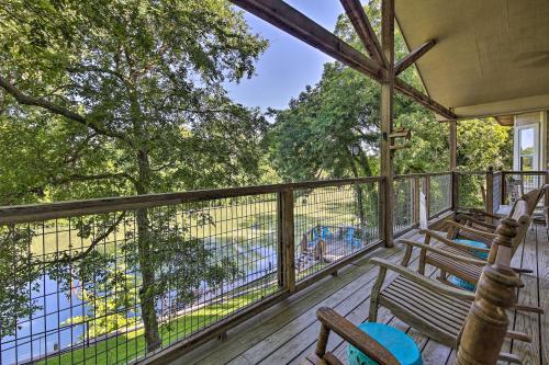 Фотографии гостевого дома 
            Sunny Seguin Retreat with Canoes on Guadalupe River!