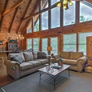 Фотография гостевого дома Smoky Mountain Cabin with View From Hot Tub and Deck!