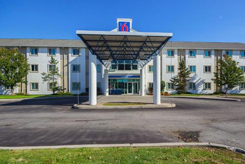 Фотография гостиницы Motel 6-Whitby, ON - Toronto East