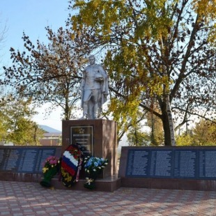 Фотография Памятник Советским воинам на братской могиле