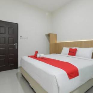 Фотографии гостевого дома 
            RedDoorz near Mall SKA Pekanbaru