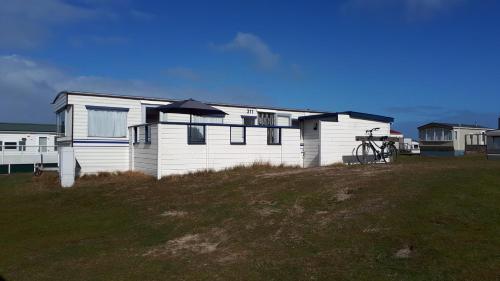 Фотографии гостевого дома 
            AMELAND - Ballum: Stacaravan Chalet (incl. fietsen) bij strand en zee