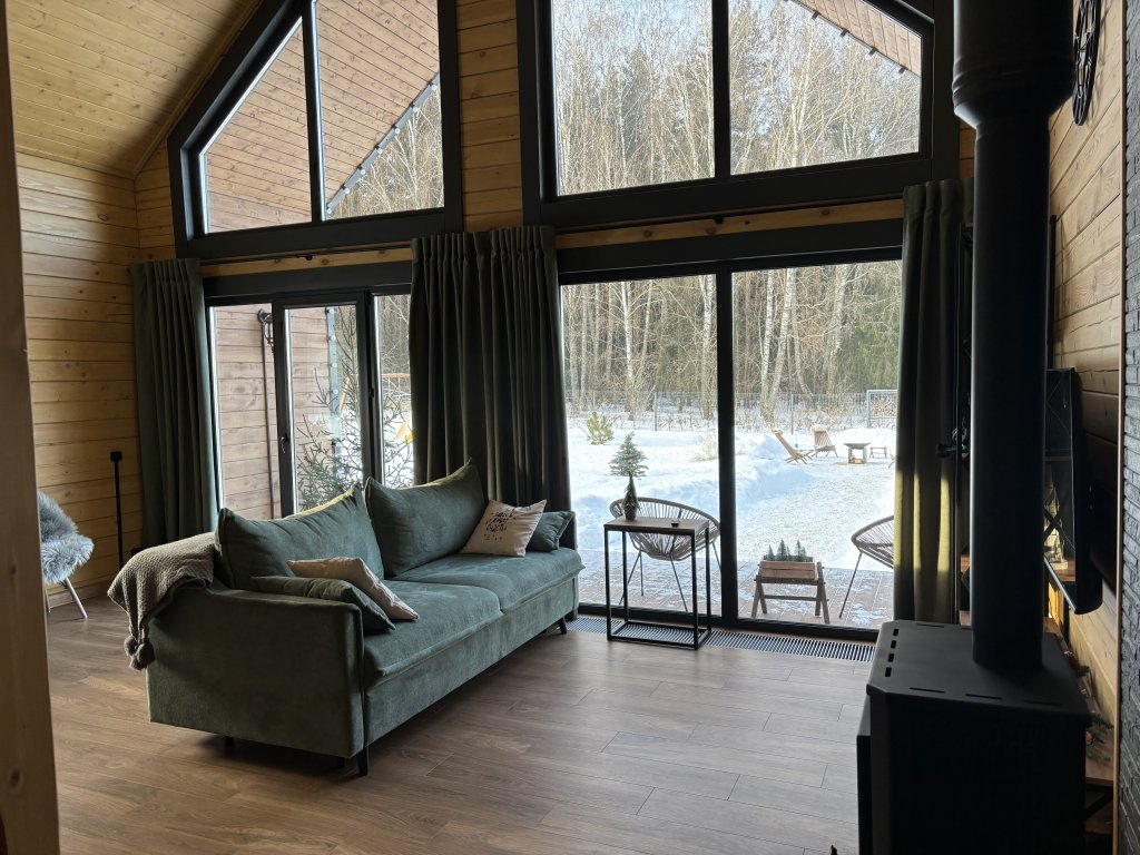 Фотография Коттеджа Дом с Камином и Панорамными Окнами