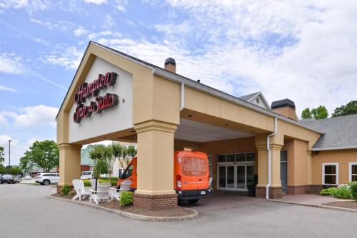 Фотография гостиницы Hampton Inn & Suites Newport News-Airport - Oyster Point Area