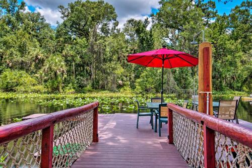 Фотографии гостевого дома 
            Riverfront Orlando Area Cabin in Wekiwa State Park