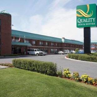 Фотографии гостиницы 
            Quality Inn & Suites Aéroport P.E. Montréal-Trudeau Airport