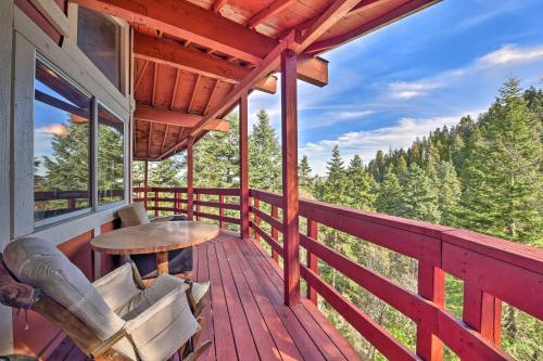 Фотографии гостевого дома 
            Lake Arrowhead Cabin with Deck and Stunning Mtn Views!