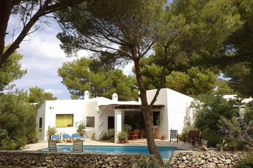 Фотография гостевого дома Villa en Cala Morell con piscina privada en el bosque