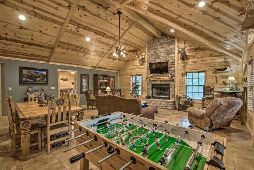 Фотография гостевого дома Lavish Cabin with Hot Tub and Deck Near Broken Bow Lake