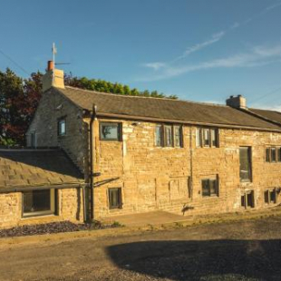 Фотография гостевого дома Luxury traditional stone farmhouse, stunning views