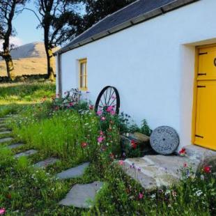 Фотография гостевого дома Thistle Thatch Cottage and Hot Tub - Mourne Mountains