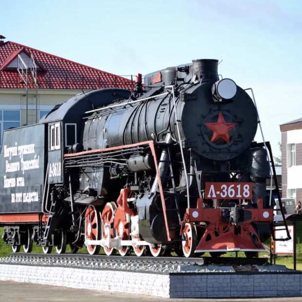 Бибо черепаново. Памятник паровозу л-3618 Черепаново. Памятник поезду в Черепаново. Памятник паровоз Калачевский район. Шорапани памятник паровозу.