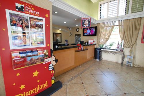 Фотография гостиницы Stanford Inn & Suites Anaheim