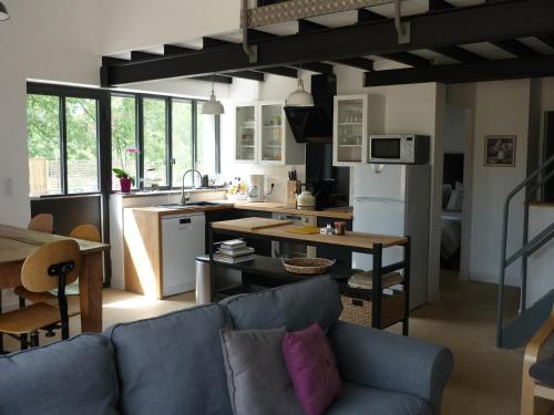 Фотография гостевого дома Workshop with shared pool for 2-6 in Semur en Auxois, Burgundy