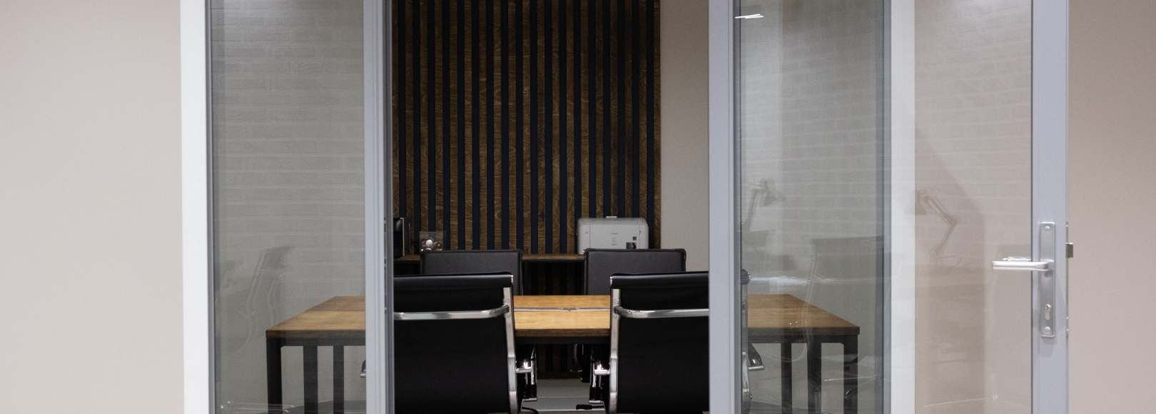 Фотография комнаты для переговоров Комната переговоров коворкинга Workkode