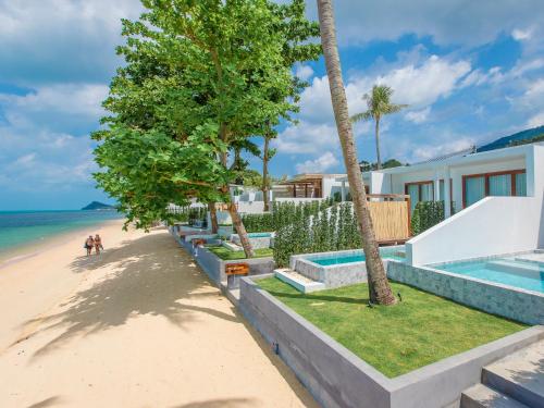 Фотографии гостиницы 
            White Whale Beachfront Pool Villa