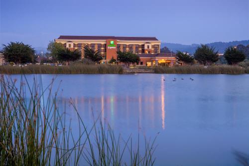 Фотография гостиницы Holiday Inn Express at Monterey Bay, an IHG Hotel
