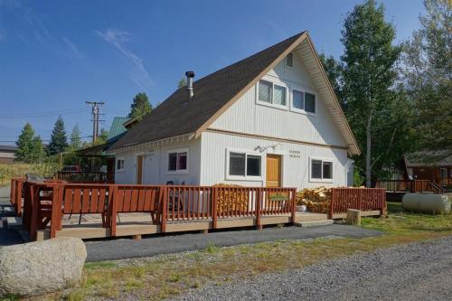 Фотографии гостевого дома 
            Hidden Meadow Cabin