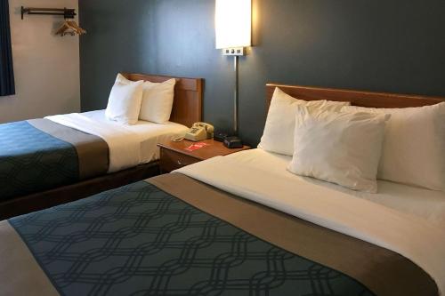 Фотография гостиницы Econo Lodge Darien Lakes