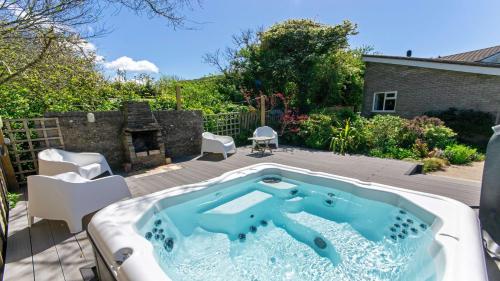 Фотографии гостевого дома 
            Ladywell Croyde | 6 Bedrooms / Sleeps 12 | Hot Tub*