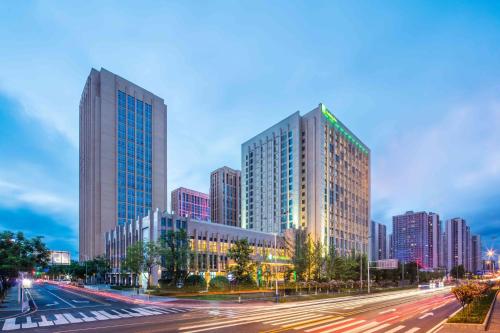 Фотографии гостиницы 
            Holiday Inn Chongqing University Town, an IHG Hotel