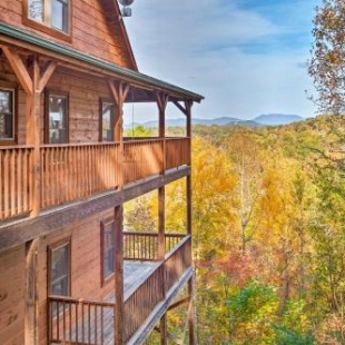 Фотография гостевого дома Mountain View Cabin with Hot Tub Less Than 5 Mi to The Strip