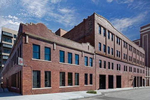 Фотография гостиницы Crossroads Hotel