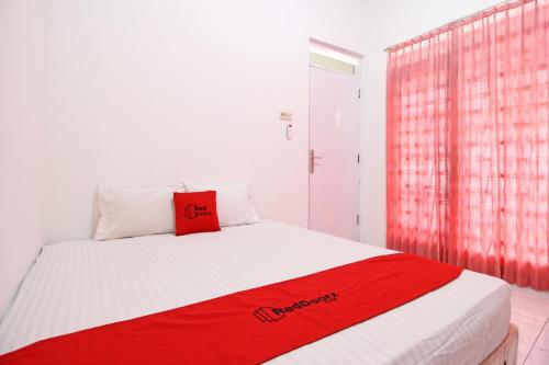 Фотография гостевого дома RedDoorz near Terminal Tirtonadi
