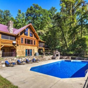 Фотография гостевого дома Upper Lodge Brevard Cabin on 80 Acres with Pool!