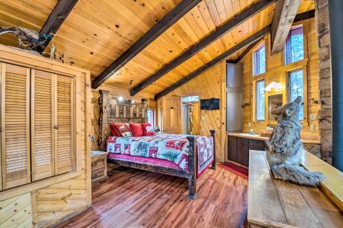 Фотографии гостевого дома 
            Unique Bear Country Cabin in Ruidoso with Hot Tub!