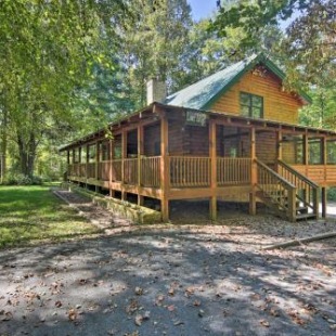 Фотография гостевого дома Lodge on 80 Acres with Hot Tub, 45 Min to Asheville!