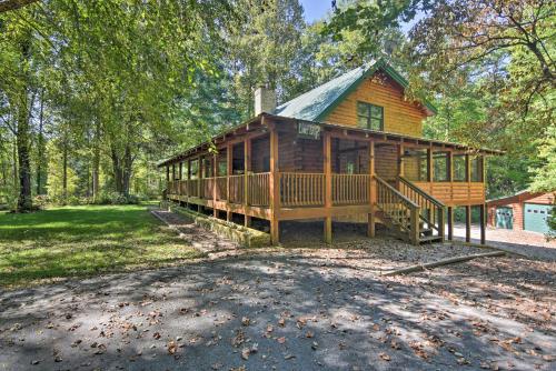 Фотографии гостевого дома 
            Lodge on 80 Acres with Hot Tub, 45 Min to Asheville!