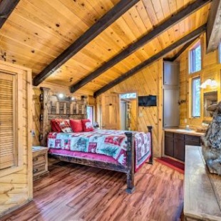 Фотография гостевого дома Unique Bear Country Cabin in Ruidoso with Hot Tub!