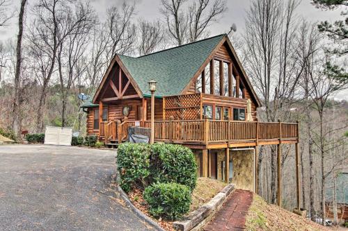 Фотографии гостевого дома 
            Hatcher Mtn Retreat Sevierville Cabin with Hot Tub!