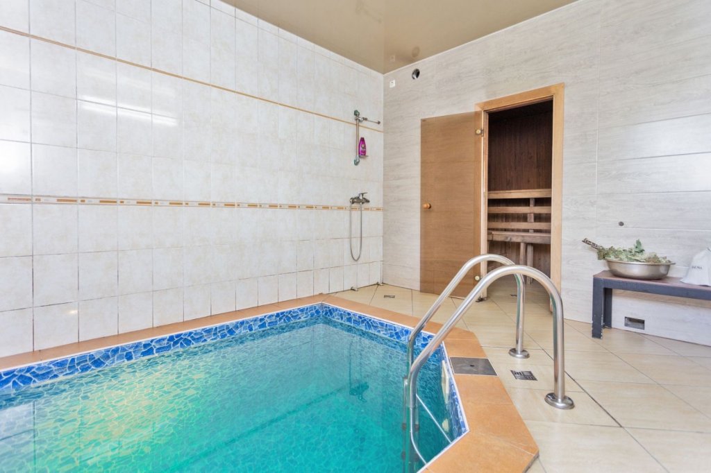 Фотография Коттеджа Частный Дом Коттедж Белый Домик у Пруда