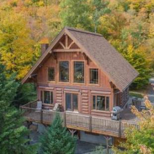 Фотографии гостевого дома 
            Log Cabin Home with Lake and Mountain view by Reserver.ca