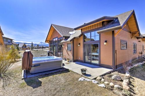 Фотографии гостевого дома 
            Mtn-View Fraser Home with Hot Tub - Near Skiing!