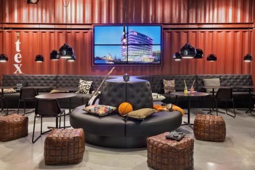 Фотография гостиницы Moxy Amsterdam Houthavens