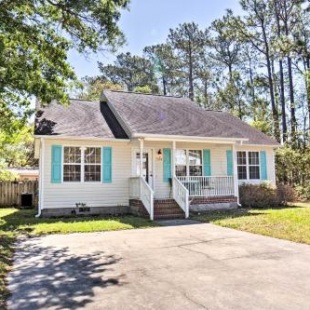 Фотография гостевого дома Oak Island Cottage - Walk to Beach and Intracoastal!