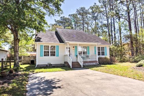 Фотографии гостевого дома 
            Oak Island Cottage - Walk to Beach and Intracoastal!