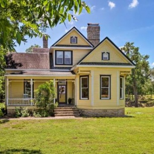 Фотография гостевого дома 23-Acre Victorian Farmhouse 30 Min to Austin!