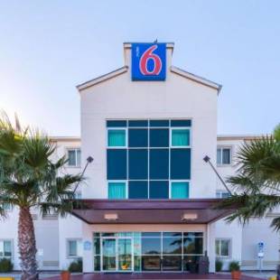 Фотографии гостиницы 
            Motel 6-Eagle Pass, TX - Lakeside