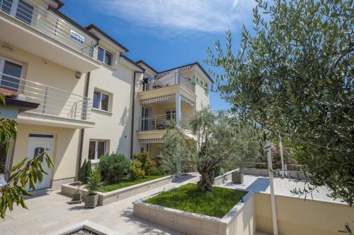 Фотография гостевого дома Apartments by the sea Selce, Crikvenica - 5367