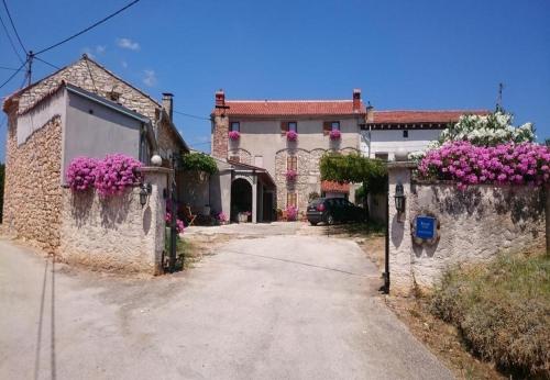 Фотография гостевого дома Apartments rooms Perstel - parking