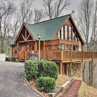 Фотография гостевого дома Hatcher Mtn Retreat Sevierville Cabin with Hot Tub!