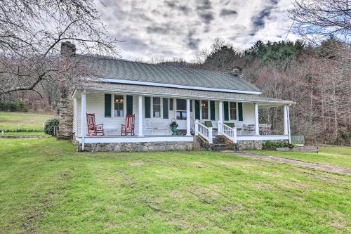 Фотографии гостевого дома 
            100 Acre Woods Blue Ridge Cottage with Pond and Views