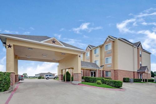 Фотографии гостиницы 
            Quality Inn & Suites North Mesquite I-30