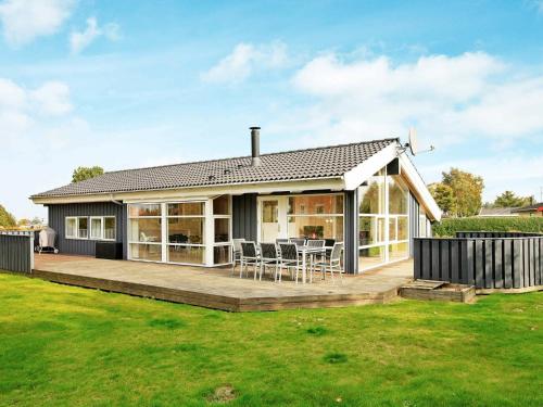 Фотография гостевого дома Four-Bedroom Holiday home in Otterup 2