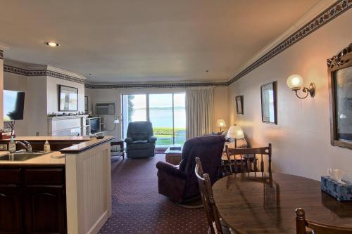 Фотография гостевого дома 111 Water Street Inn