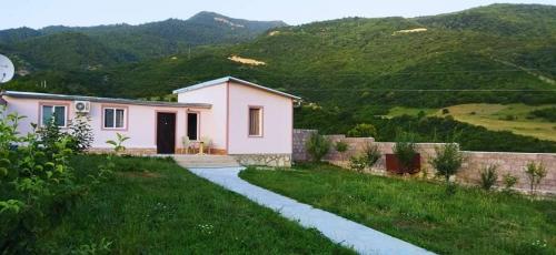 Фотография гостевого дома Aygetnak Guest House-Այգետնակ Հյուրատուն Իջևանում